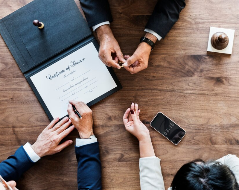 Navigating the Legal Maze: How a Divorce Attorney Can Simplify Your Separation